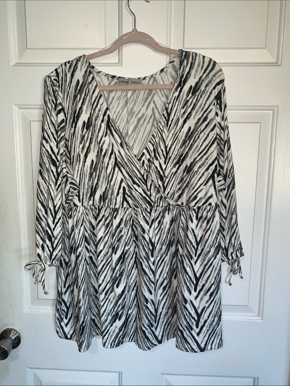 🍁 ABSOLUTELY FAMOUS White, Black Gray Smock Style V-neck Top NWT 2X
